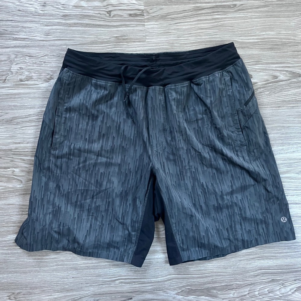 Lululemon Mens Gray Black Pixel Print Athletic Training Shorts Size L 9 Inch